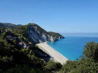 Pohled z kopce nad hotelem Odyssey na pláž Milos | Hotel Odyssey Lefkada