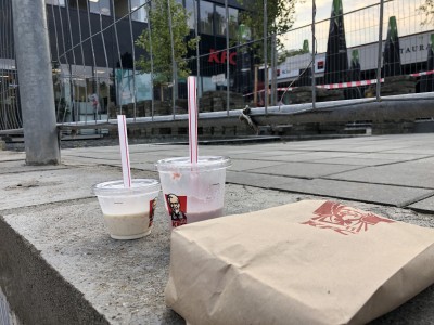 V bystrckém KFC se musíte najíst někde venku, jenže kde? Je to spíš výdejna.