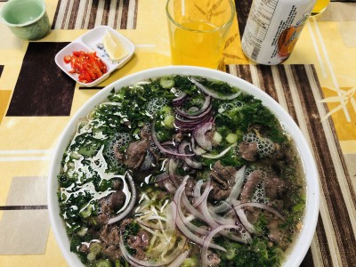 Polévka Phở Bo z vietnamské restaurace Pho Viet v Brně