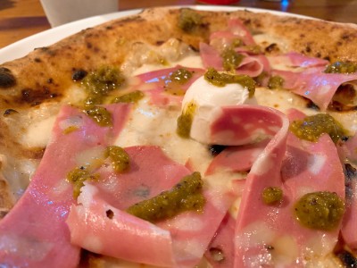 Pizza Mortadella & Pistacchio v Doe Boy Brno - detail 2