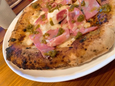 Pizza Mortadella & Pistacchio v Doe Boy Brno - detail