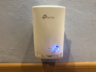 Wi-Fi zesilovač v zásuvce (zapojen a vysílá Wi-Fi) - Wi-Fi zesilovač TP-Link recenze